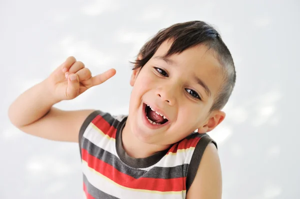 Söt liten pojke med roliga hår och glad grimas — Stockfoto