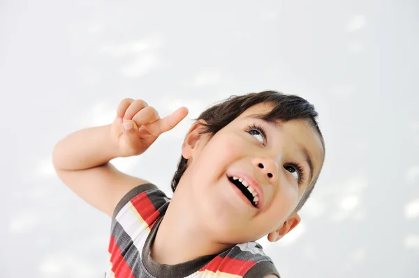 Милый маленький мальчик со смешными волосами и веселой гримасой — стоковое фото