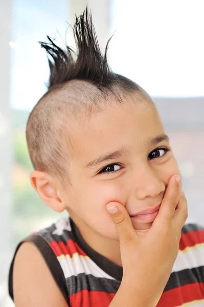 Netter kleiner Junge mit lustigen Haaren und Fratze — Stockfoto