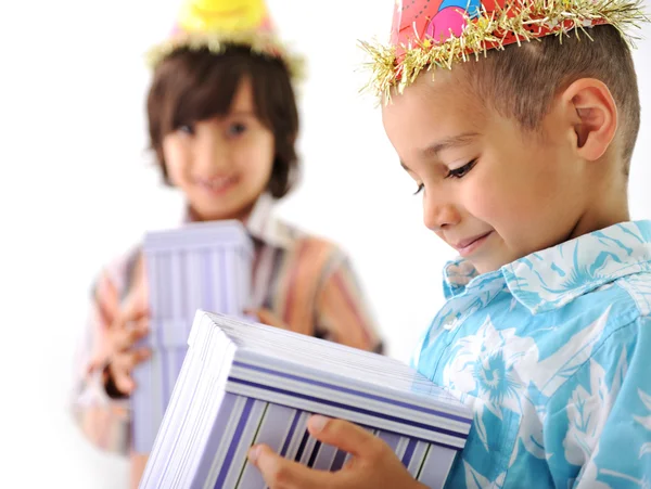 Fête d'anniversaire, enfants heureux célébrant, ballons et cadeaux autour — Photo