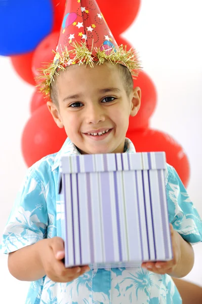 Festa de aniversário, crianças felizes comemorando, balões e presentes ao redor — Fotografia de Stock