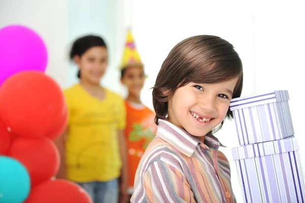 Fête d'anniversaire, enfants heureux célébrant, ballons et cadeaux autour — Photo