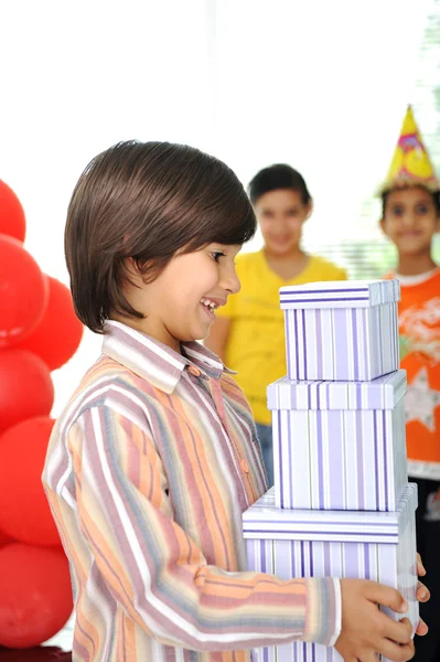 Fête d'anniversaire, enfants heureux célébrant, ballons et cadeaux autour — Photo