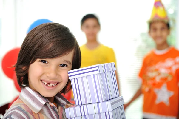 Fiesta de cumpleaños, niños felices celebrando, globos y regalos alrededor — Foto de Stock