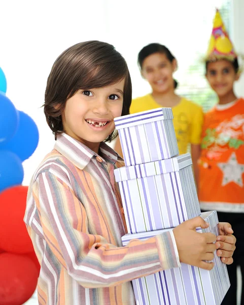Festa di compleanno, bambini felici che festeggiano, palloncini e regali in giro — Foto Stock