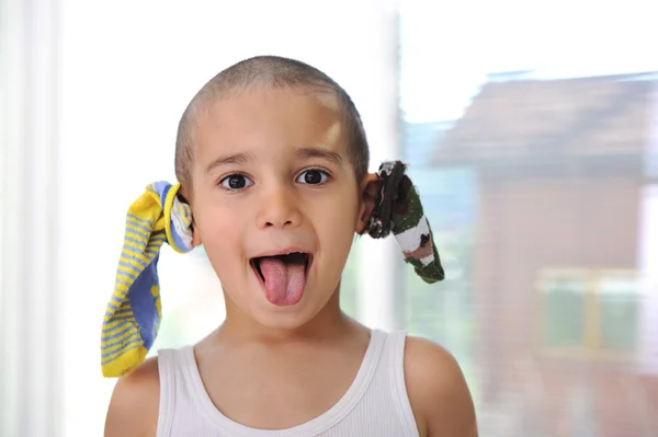Rolig pojke med strumpor på öronen :) — Stockfoto