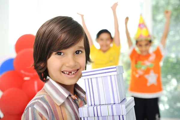 Festa de aniversário, crianças felizes comemorando, balões e presentes ao redor — Fotografia de Stock
