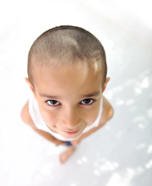 Kleiner Junge, niedliche kurze Haare, fast Glatze :) — Stockfoto