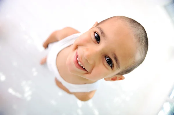 Menino, cabelo curto bonito, quase careca  :) — Fotografia de Stock