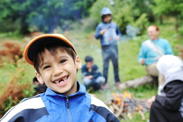 Barbacoa en la naturaleza, grupo de niños preparando salchichas en llamas —  Fotos de Stock