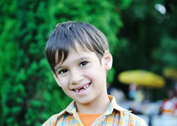 Niño en la naturaleza —  Fotos de Stock