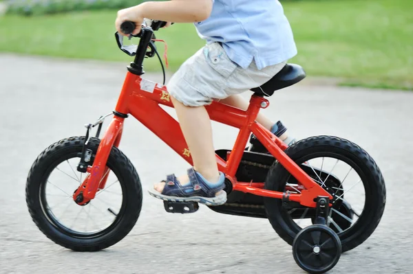 Kid riding cycle — Stock fotografie