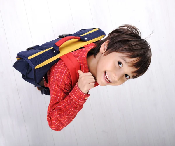 Menino da escola com mochila — Fotografia de Stock