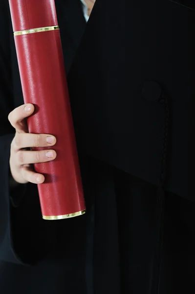Graduado estudante menina em vestido com diploma — Fotografia de Stock