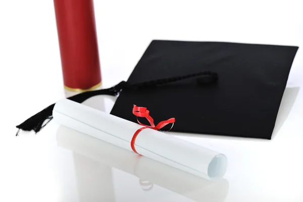 Diploma y gorra de graduación — Foto de Stock