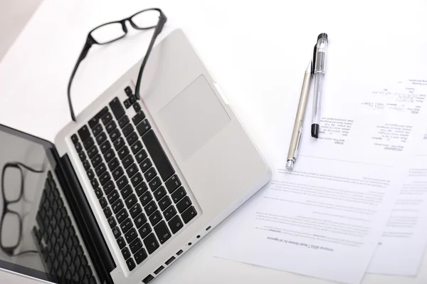 Werkplek, laptop en documenten — Stockfoto