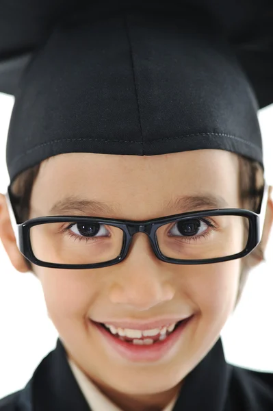 Examensbevis examen liten elev barn, framgångsrik grundskola — Stockfoto