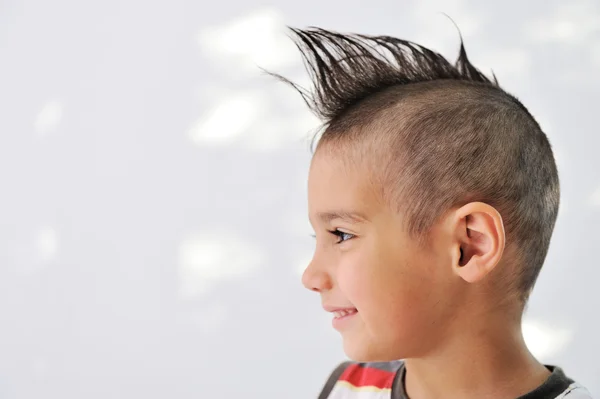 Lindo niño con el pelo divertido y alegre mueca Fotos De Stock Sin Royalties Gratis