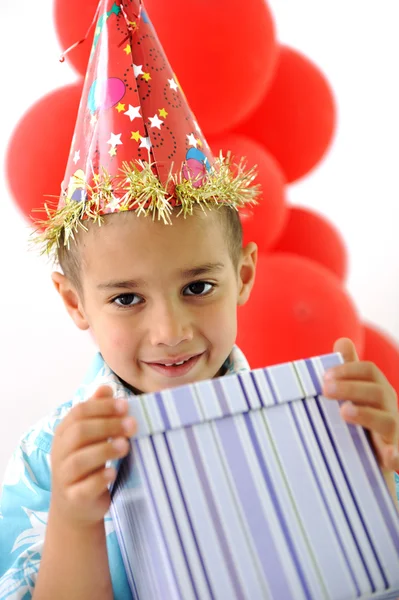 Festa de aniversário, crianças felizes comemorando, balões e presentes ao redor Fotografia De Stock