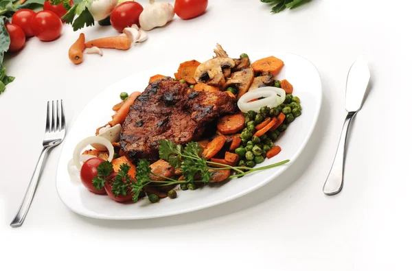 Deliciosa comida preparada y decorada en la mesa en casa Fotos de stock libres de derechos