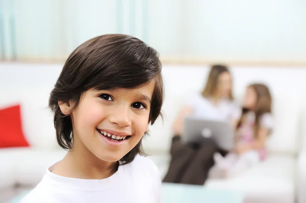 Enfant heureux à la maison en famille — Photo