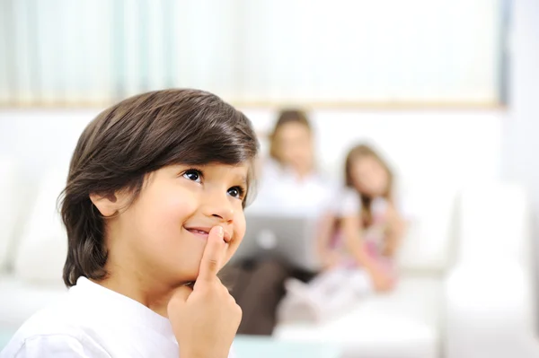 Piccolo ragazzo carino pensando, a casa con la famiglia — Foto Stock