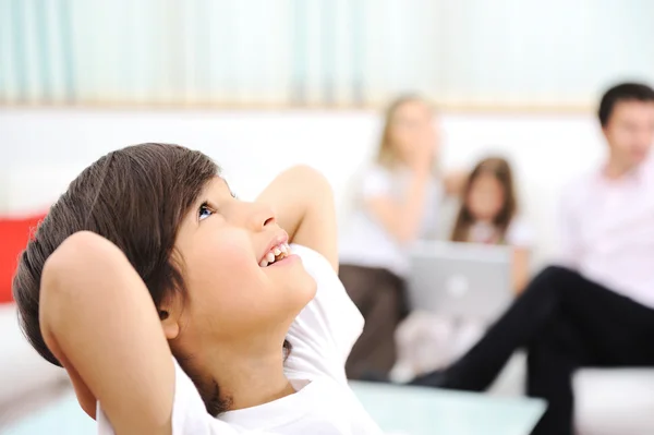 Bambino felice a casa con la famiglia — Foto Stock