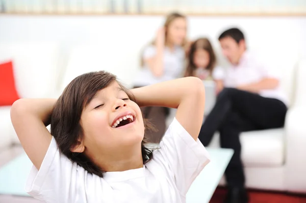 Niño feliz en casa con la familia — Foto de Stock