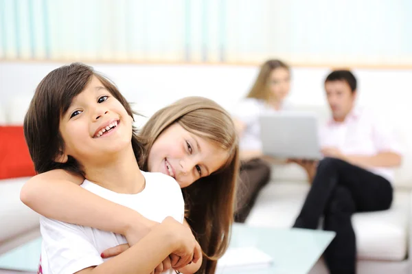 Bambino felice a casa con la famiglia — Foto Stock