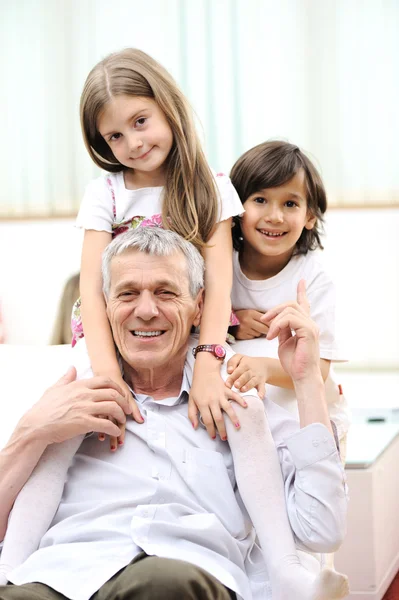 Abuelo con hijos, hombre mayor en casa con familia —  Fotos de Stock
