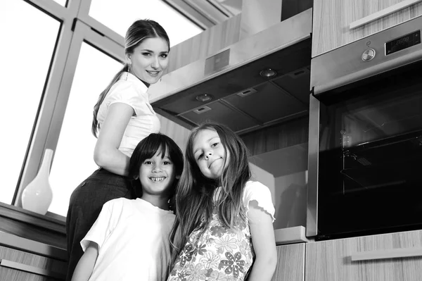 Familia feliz en la cocina, madre e hijos cocinando juntos — Foto de Stock