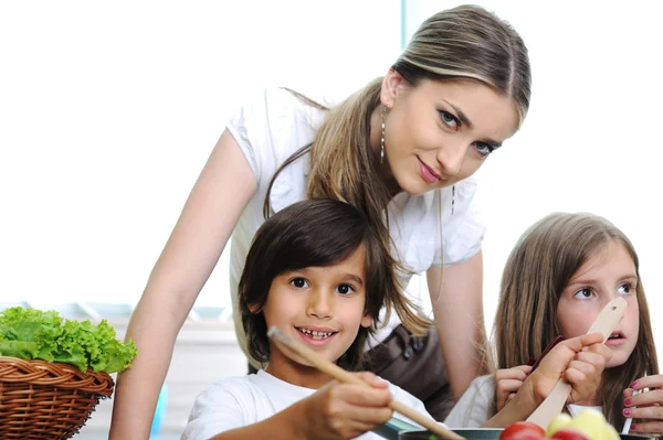 Bella madre con piccolo figlio e figlia in cucina insieme — Foto Stock