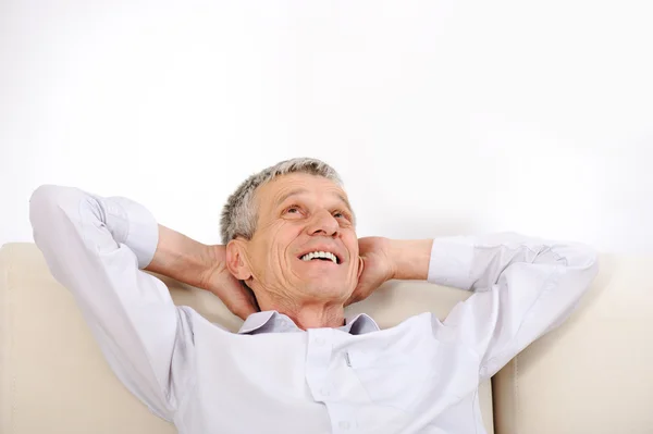 Feliz hombre viejo relajado en casa — Foto de Stock