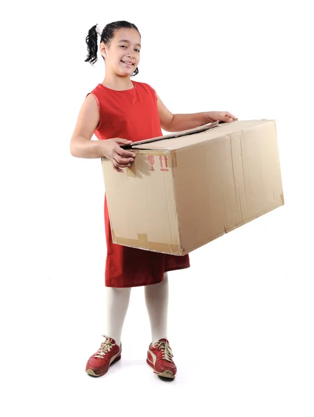 Klein meisje houden een doos, geïsoleerd — Stockfoto