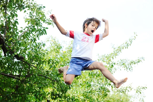 Enfant sautant dans les airs — Photo