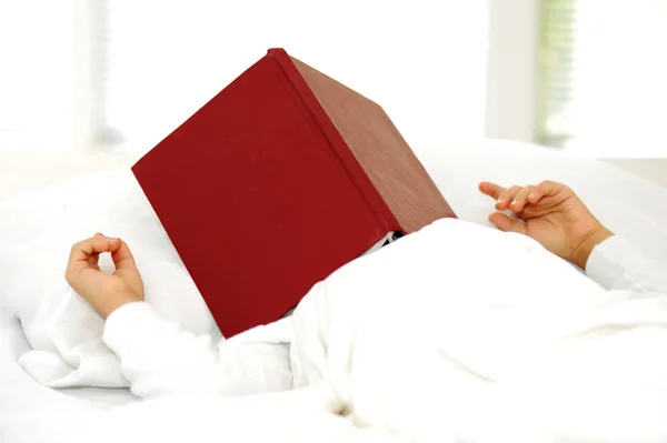 Παιδί ανάγνωση βιβλίο στο κρεβάτι, ύπνος — Φωτογραφία Αρχείου