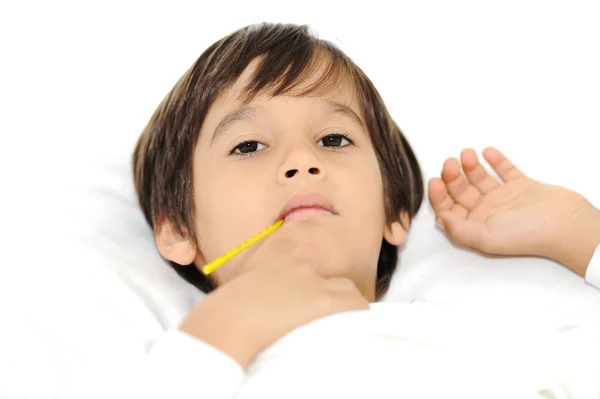 Niño enfermo con termómetro, acostado en la cama —  Fotos de Stock