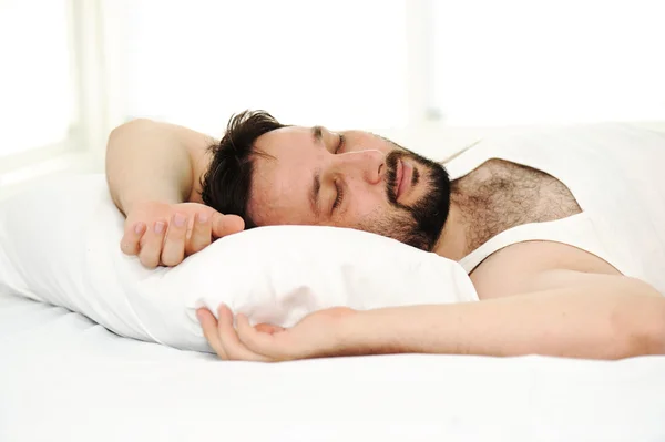 Homem na cama de dormir, hora da manhã — Fotografia de Stock