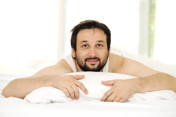 Hombre en la cama de dormir, por la mañana —  Fotos de Stock