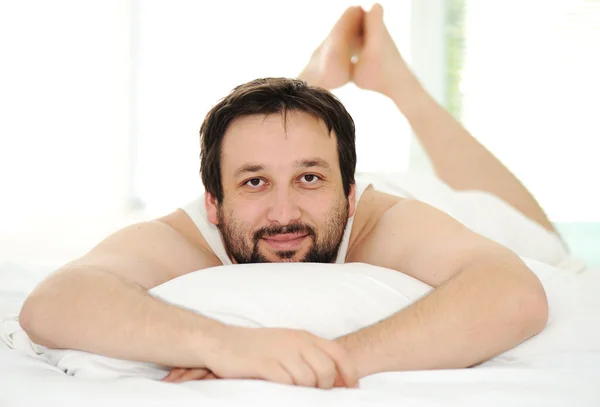 Homem na cama de dormir, hora da manhã — Fotografia de Stock