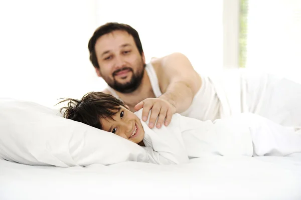 Vader en zoon in bed, gelukkig tijd — Stockfoto