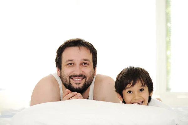 Otec a syn v posteli, happy time — Stock fotografie