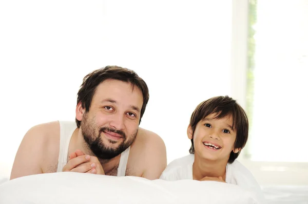 Baba ve oğul yatakta mutlu saat — Stok fotoğraf