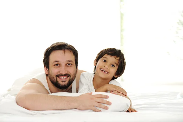 Ojciec i syn w łóżku, szczęśliwy czas — Zdjęcie stockowe