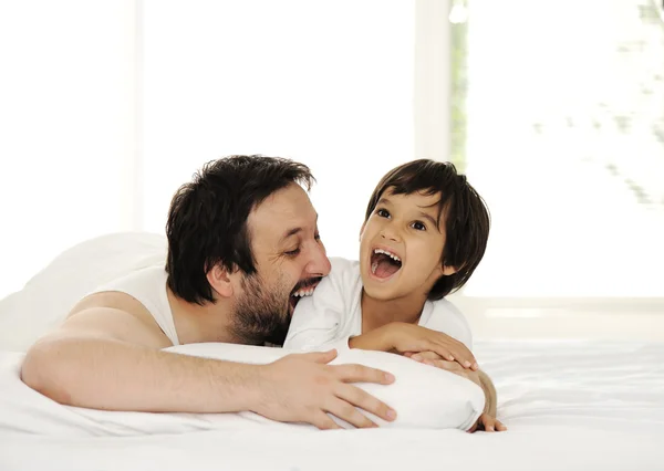 Vader en zoon in bed, gelukkig tijd — Stockfoto