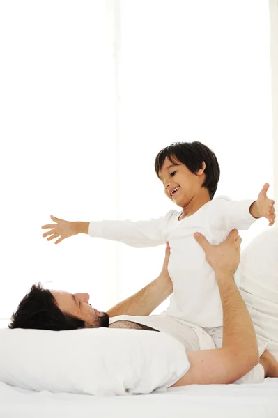 Vater und Sohn im Bett, glückliche Zeit — Stockfoto