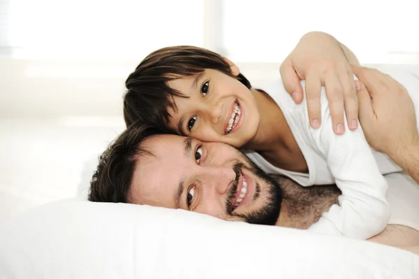 Vader en zoon in bed, gelukkig tijd — Stockfoto