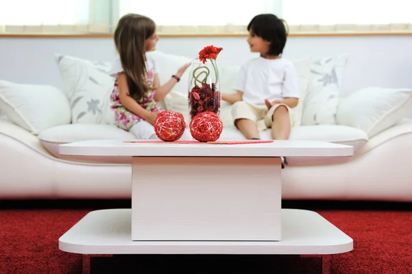 Gyermekek, modern bútorok új otthon Jogdíjmentes Stock Képek