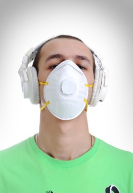 dj adam grip virüsüne karşı koruma olarak maske.