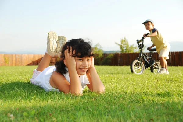 Niños felices en el hermoso prado verde —  Fotos de Stock